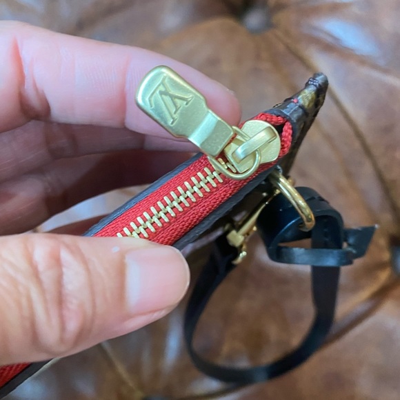 Lv Limited  edition Wrislet - Picture 6 of 15